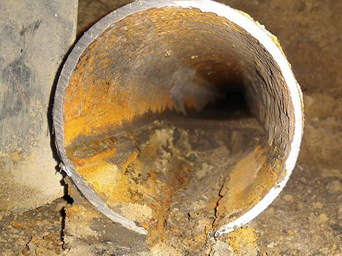 Korrosion greift Abwasserrohr an Korrosion in Leitungen